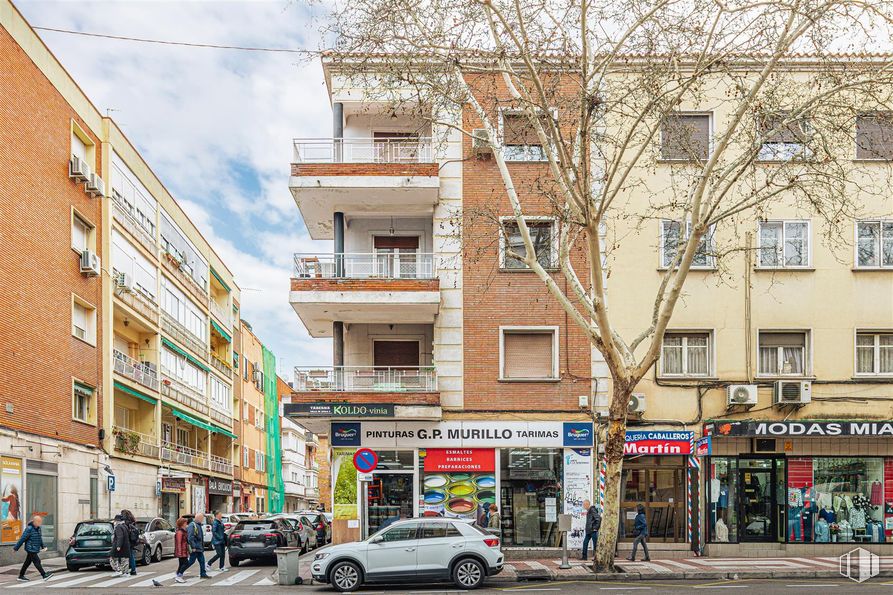 Retail for rent at Calle Alcalá, 426, San Blas - Canillejas, Madrid, 28037 with building, car, tire, wheel, window, property, vehicle, infrastructure, cloud and urban design around