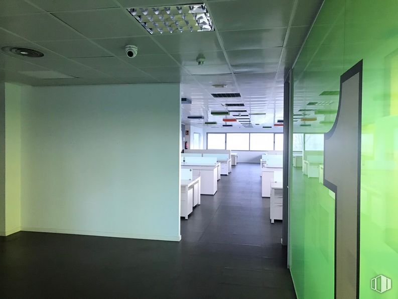 Oficina en alquiler en Calle Sofía, 10, Las Rozas de Madrid, Madrid, 28230 con accesorio, edificio, pavimentos, vidrio, techo, espacio, lámpara fluorescente, evento, aluminio y habitación alrededor