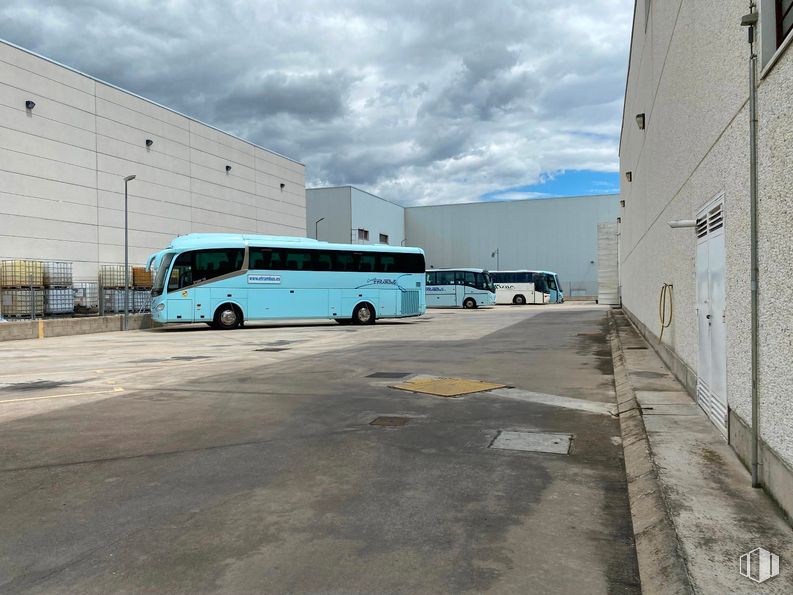 Nave en alquiler y venta en Zona empresarial, Getafe, Madrid, 28906 con autobús, edificio, nube, cielo, vehículo, neumático, rueda, vehículo de motor, servicio de autobús turístico y asfalto alrededor