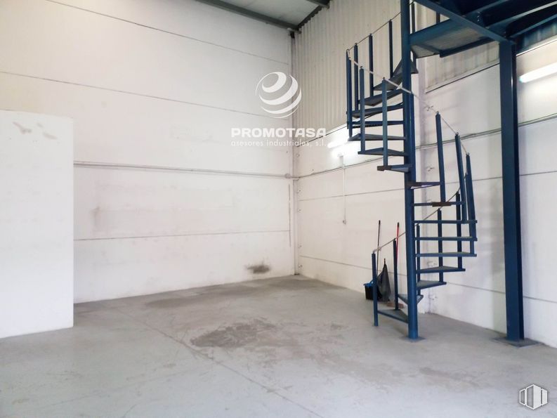 Industrial for rent at Calle Electrodo, Rivas-Vaciamadrid, Madrid, 28529 with interior design, floor, flooring, fixture, building, wood, glass, hall, art and ceiling around