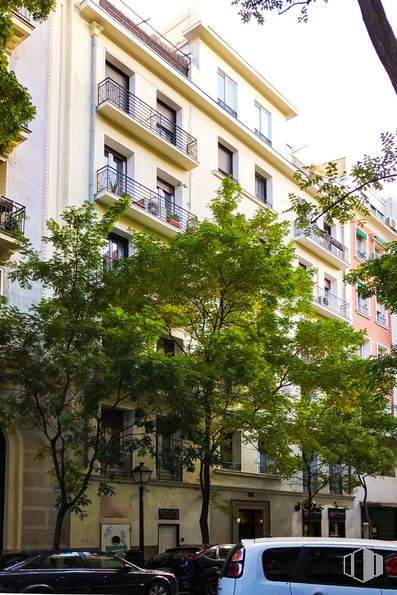 Local en venta en Calle Alcántara, 50, Salamanca, Madrid, 28006 con coche, edificio, neumático, propiedad, rueda, ventana, vehículo, infraestructura, árbol y cielo alrededor