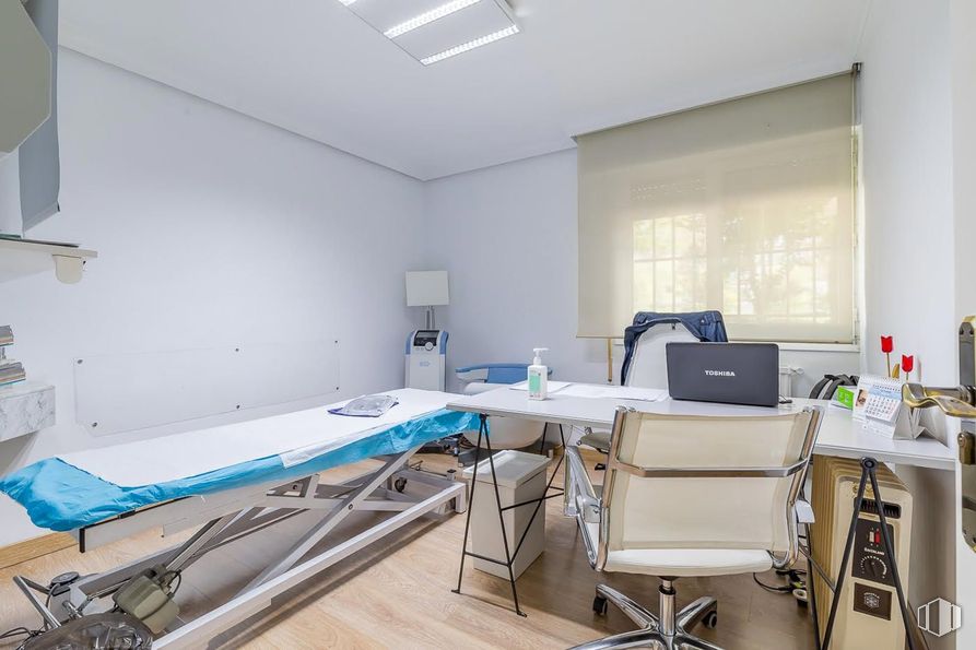 Local en alquiler en Avenida Betanzos, Fuencarral - El Pardo, Madrid, 28034 con silla, mueble, edificio, equipamiento médico, interiorismo, mesa, atención sanitaria, ventana, suelo y escritorio alrededor