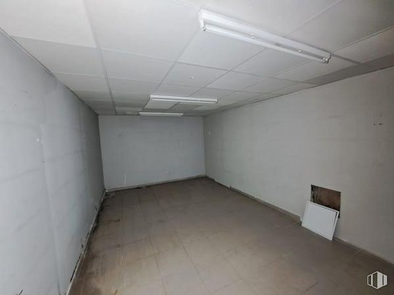 Local en alquiler y venta en Calle Ricardo Ortiz, Ciudad Lineal, Madrid, 28017 con lámpara, edificio, accesorio, suelos, suelo, hall, material compuesto, techo, hormigón y espacio alrededor