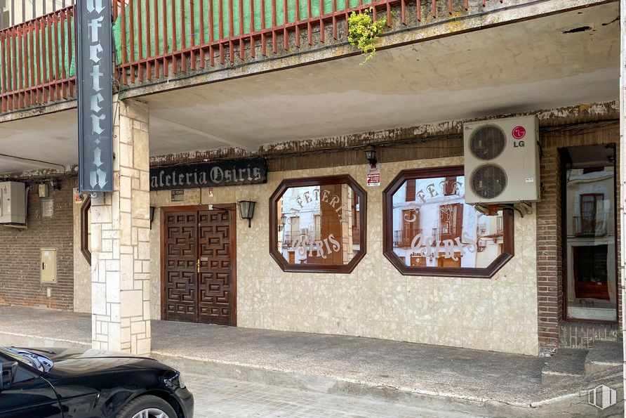 Retail for sale at Plaza de Espina, Ocaña, Toledo, 45300 with car, tire, wheel, window, building, plant, neighbourhood, brick, facade and house around