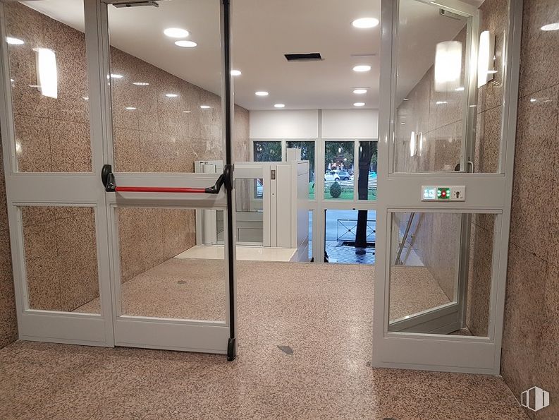 Oficina en alquiler en Edificio Loreto II, Glorieta Quevedo, 9, Chamberí, Madrid, 28015 con accesorio, puerta, piso, suelo, rectángulo, exterior automotriz, vidrio, puerta del vehículo, material compuesto y gafas alrededor