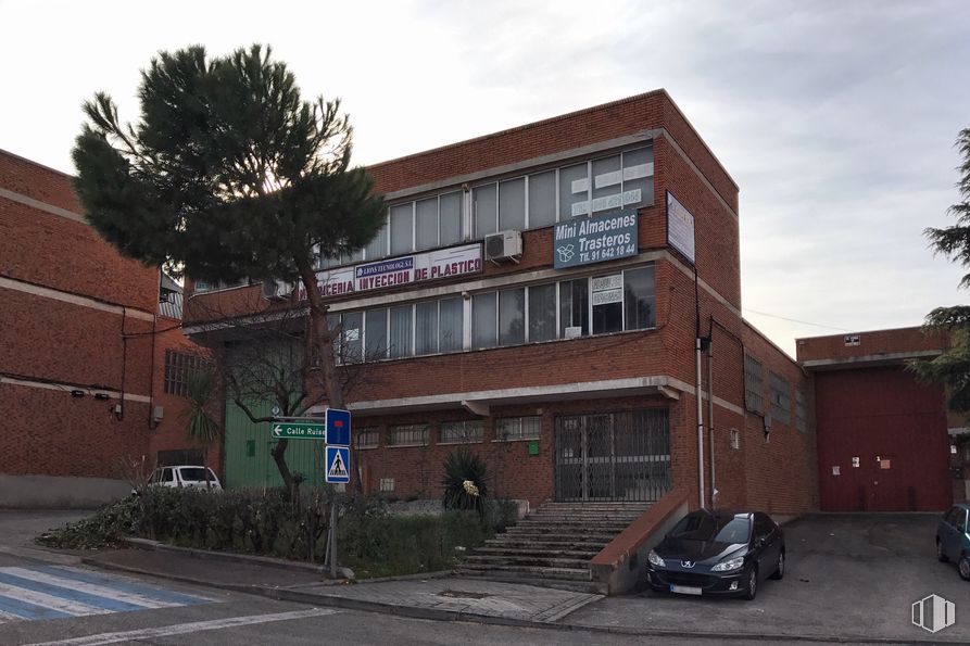 Nave en alquiler y venta en Calle Ruiseñor, 4, Fuenlabrada, Madrid, 28946 con coche, edificio, ventana, cielo, planta, propiedad, nube, rueda, árbol, vecindario y pared alrededor