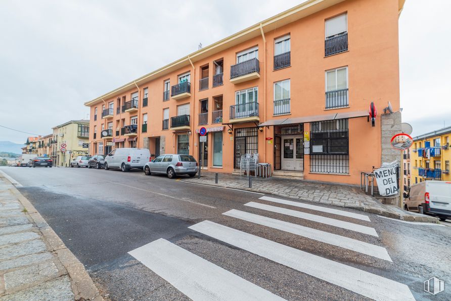 Retail for rent at Calle Pozas, 36, San Lorenzo de El Escorial, Madrid, 28200 with building, car, wheel, land vehicle, window, property, tire, sky, vehicle and cloud around