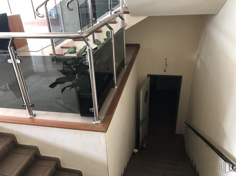 Industrial for sale at San Crispín - La Estación Consorcio, Colmenar Viejo, Madrid, 28770 with mirror, stairs, handrail, baluster, metal, building material, wood stain, hardwood, steel and daylighting around