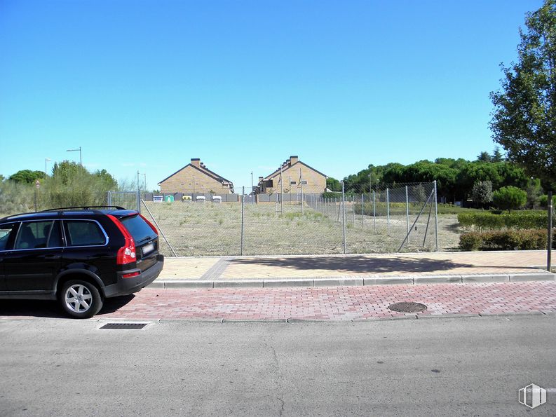 Suelo en alquiler en El Encinar, Boadilla del Monte, Madrid, 28660 con coche, rueda, luz de estacionamiento automotriz, neumático, cielo, vehículo terrestre, vehículo, planta, neumático automotriz y árbol alrededor