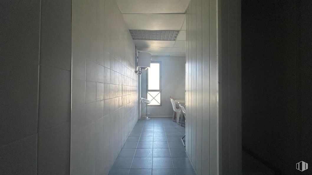 Industrial for sale at P.I. Urtinsa, Alcorcón, Madrid, 28923 with flooring, floor, ceiling, composite material, grey, silver, glass, tile, tile flooring and daylighting around