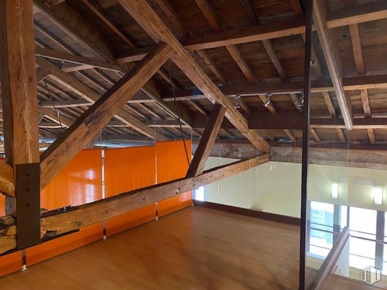 Office for rent at Zona Avenida Europa, Toledo, 45003 with mirror, wood, beam, floor, wood stain, flooring, hall, plank, hardwood and building around