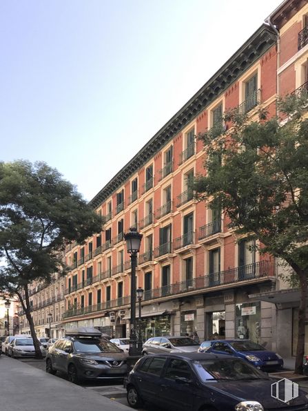 Retail for rent at Calle Conde de Romanones, 5, Centro, Madrid, 28012 with car, building, window, wheel, sky, tire, vehicle, tree, road surface and urban design around