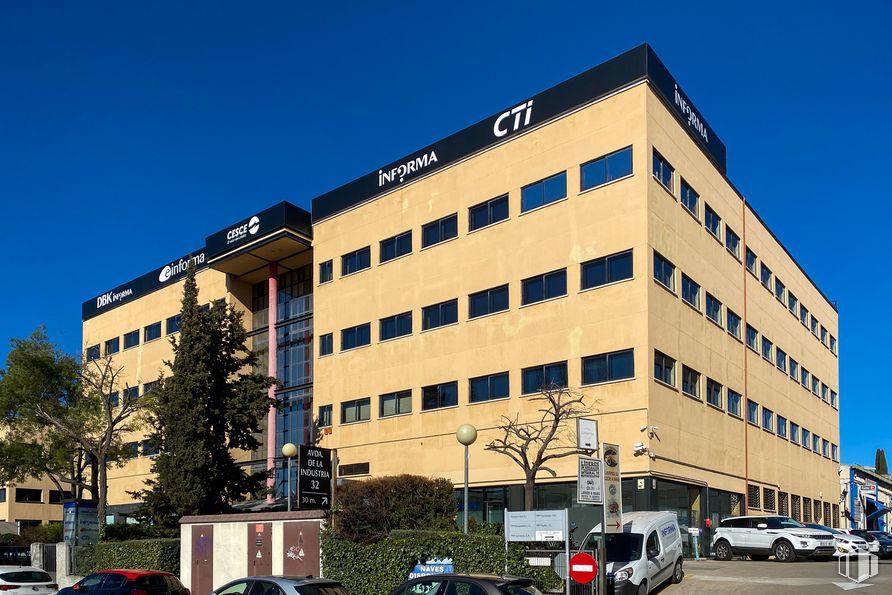 Oficina en venta en Edificio Informa, Avenida Industria, 32, Alcobendas, Madrid, 28108 con coche, edificio, cielo, rueda, neumático, ventana, vehículo, bloque de torres, condominio y árbol alrededor