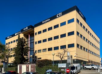 Oficina en venta en Edificio Informa, Avenida Industria, 32, Alcobendas, Madrid, 28108 con coche, edificio, cielo, rueda, neumático, ventana, vehículo, bloque de torres, condominio y árbol alrededor