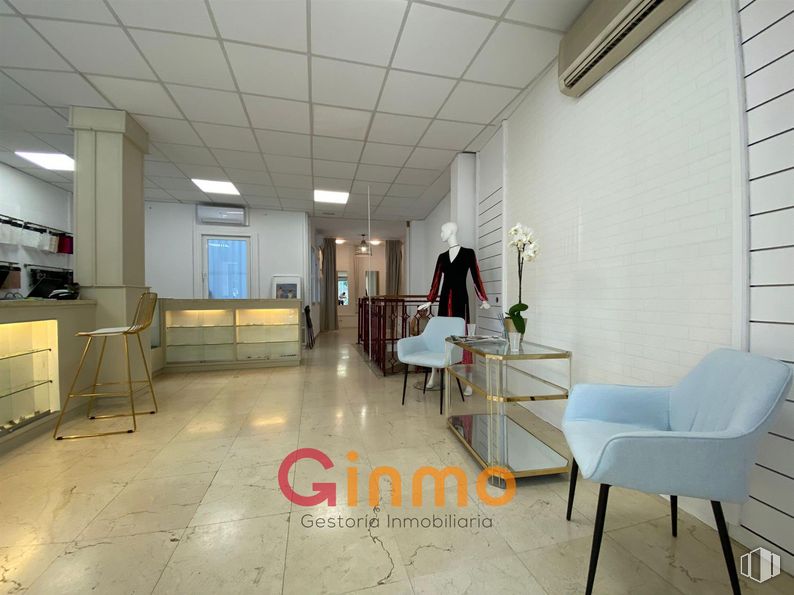 Retail for sale at Calle Diego de León, Salamanca, Madrid, 28006 with chair, table, furniture, building, fixture, houseplant, floor, flooring, plant and desk around