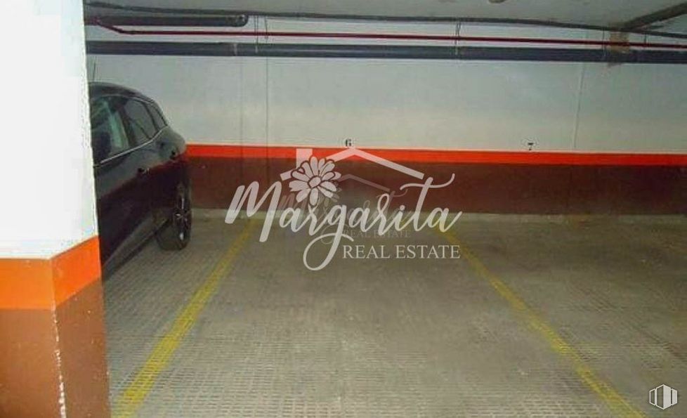 Local en venta en Barrio Atalaya, Ciudad Lineal, Madrid, 28033 con coche, rueda, neumático, luz de estacionamiento, luces traseras y de freno, vehículo, iluminación del automóvil, capó, neumático de automoción y vehículo de motor alrededor