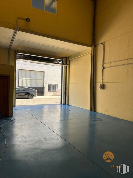 Nave en venta en Zona Industrial, Numancia de la Sagra, Toledo, 45230 con coche, edificio, sombra, puerta, accesorio, arquitectura, luz de estacionamiento, hall, suelo y suelos alrededor