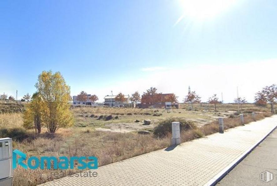 Suelo en venta en Calle Chipre, 20, Ávila, 05004 con contenedor de basura, cielo, nube, planta, árbol, asfalto, lote de terreno, superficie de la carretera, hierba y paisaje alrededor