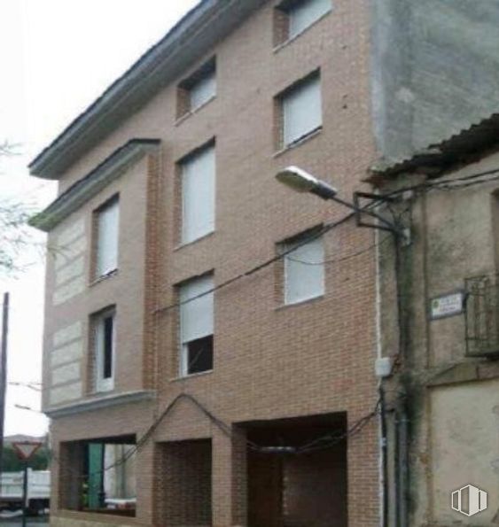 Retail for sale at Casco urbano, Cabanillas del Campo, Guadalajara, 19171 with window, property, building, fixture, brick, brickwork, urban design, condominium, material property and residential area around