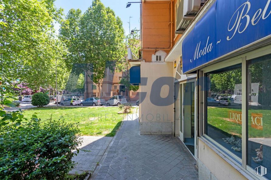 Local en venta en Zona Avenida San Luís, Hortaleza, Madrid, 28033 con planta, ventana, superficie de la carretera, edificio, árbol, diseño urbano, sombra, asfalto, barrio y zona residencial alrededor