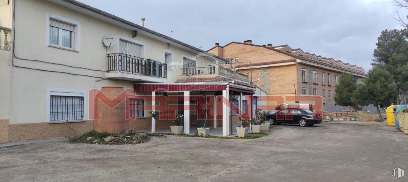 Retail for sale at Carretera Serranillos, Yeles, Toledo, 45220 with window, car, house, building, plant, sky, wheel, architecture, vehicle and automotive parking light around