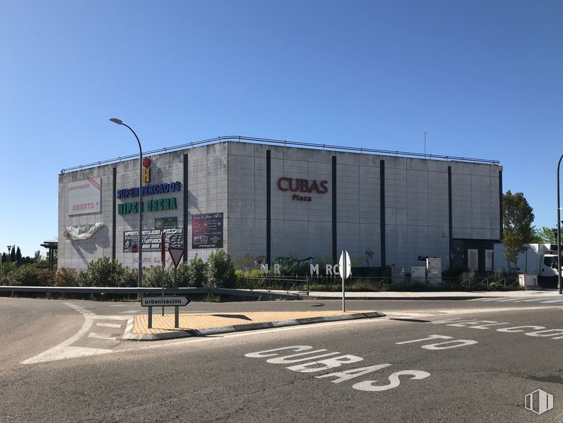 Local en venta en C. C. Cubas Plaza, Avenida Acacias, 1, Cubas de la Sagra, Madrid, 28978 con edificio, cielo, luz de la calle, planta, asfalto, área residencial, árbol, superficie de carretera, ciudad y diseño urbano alrededor