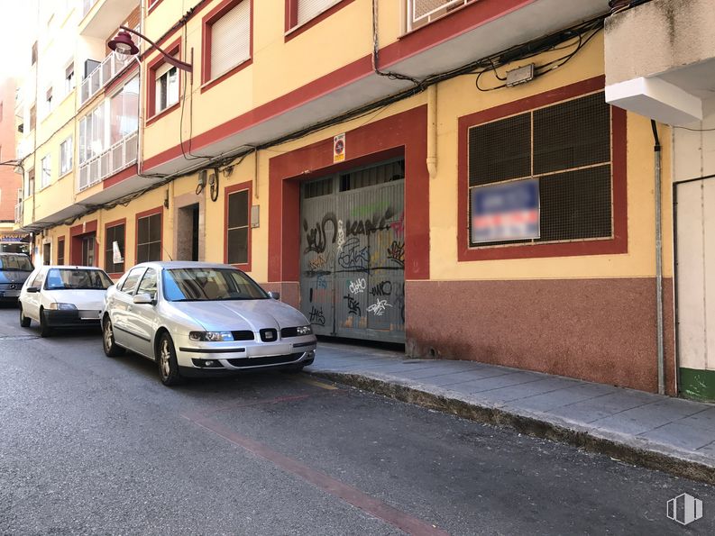 Retail for rent at Calle Doctor Fleming, 6, Guadalajara, 19003 with car, window, automotive parking light, land vehicle, wheel, vehicle, tire, building, vehicle registration plate and automotive side marker light around