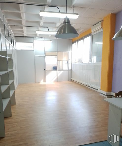 Industrial for sale & for rent at Calle Gamonal, Villa de Vallecas, Madrid, 28031 with lighting, light fixture, building, fixture, wood, interior design, flooring, floor, hall and shade around