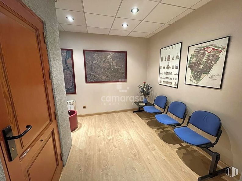 Office for sale at Calle Juan José Martín,  6, Ávila, 05001 with picture frame, chair, door, door handle, property, building, houseplant, interior design, wood, architecture, floor, flooring and comfort around