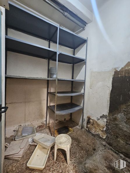 Retail for rent at Calle Donoso Cortés, Chamberí, Madrid, 28015 with stool, bookcase, furniture, wood, shelf, shelving, flooring, composite material, gas and concrete around