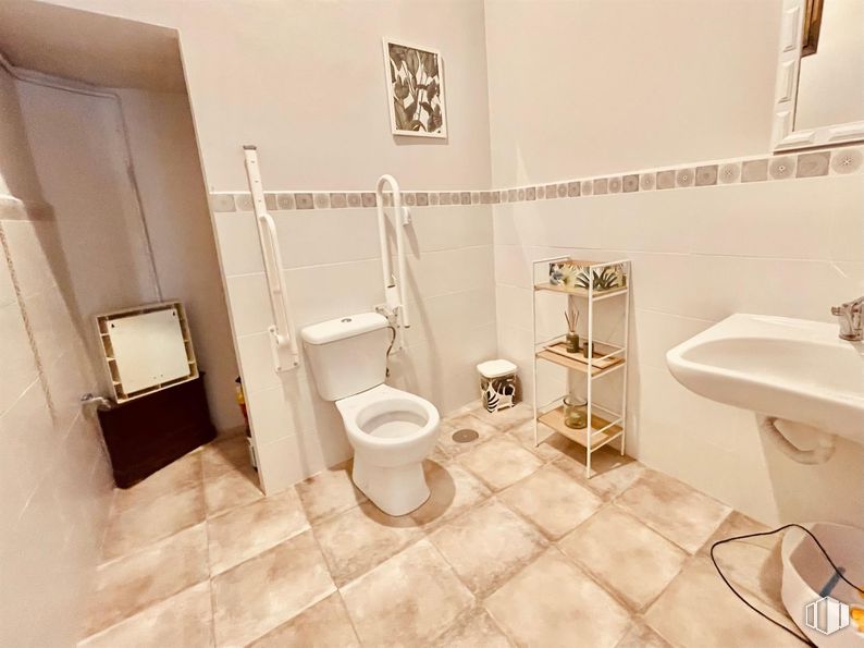 Local en venta en Calle Magallanes, 6, Chamberí, Madrid, 28015 con inodoro, fregadero, marco, asiento del inodoro, suelos, suelo, accesorios de fontanería, cuarto de baño, interiorismo y fontanería alrededor