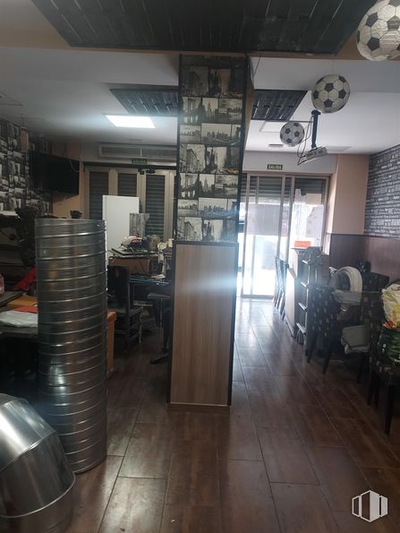 Local en alquiler en Avenida Libertad, Leganés, Madrid, 28917 con suelos, suelo, mueble, silla, restaurante, madera dura, tinte para madera, contrachapado y suelos de madera alrededor