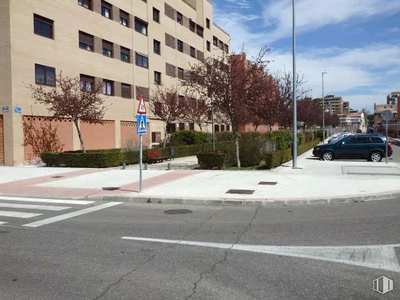 Local en venta en Fuenteserena, Calle Manantial, 15, Fuenlabrada, Madrid, 28942 con edificio, nube, planta, cielo, ventana, vehículo, árbol, luz de la calle, superficie de la carretera y coche alrededor