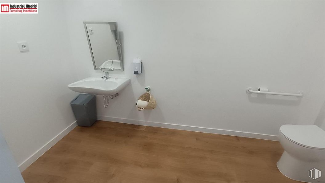 Industrial for sale at Avenida Madrid, Arganda del Rey, Madrid, 28500 with toilet, sink, mirror, plumbing fixture, bathroom sink, tap, bathroom, purple, fixture and wood around