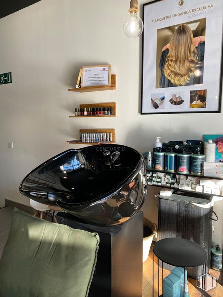 Retail for rent at Avenida Nuevo Mundo, Boadilla del Monte, Madrid, 28660 with lighting, person, picture frame, clothing, furniture, personal care, chair, design, beauty salon and cosmetics around