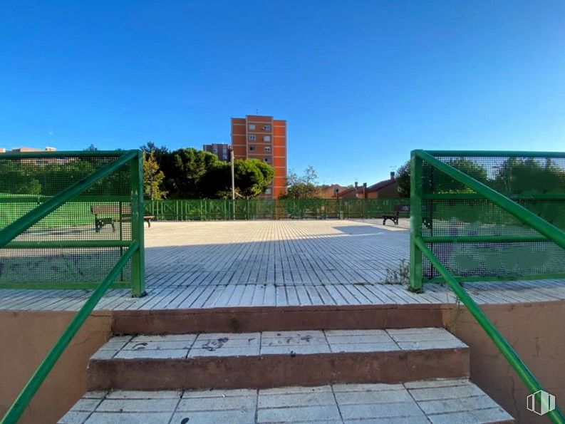 Local en venta en Casco urbano, Fuenlabrada, Madrid, 28945 con edificio, cielo, planta, superficie de la carretera, árbol, sombra, luz de la calle, lote de terreno, diseño urbano y acera alrededor