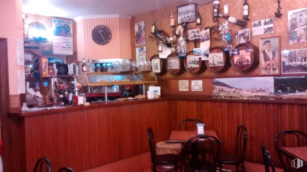 Retail for sale at Calle Reina Victoria, San Lorenzo de El Escorial, Madrid, 28200 with chair, furniture, restaurant, wood stain, hardwood, varnish, kitchen & dining room table, picture frame and tavern around