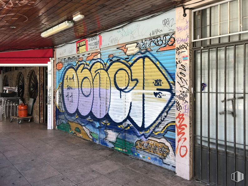 Local en venta en Calle de Telémaco, 8, San Blas - Canillejas, Madrid, 28027 con puerta, arte, grafiti, pintura, fuente, fachada, tintes y matices, árbol, edificio y carretera alrededor