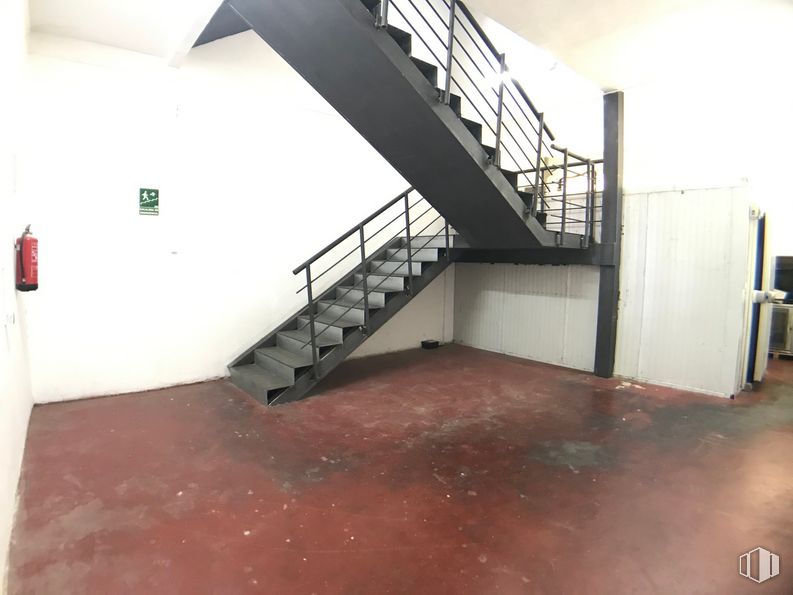 Nave en venta en Camino Ancho, 21, Daganzo de Arriba, Madrid, 28814 con edificio, escaleras, madera, diseño de interiores, piso, suelo, accesorio, pasillo, casa y madera alrededor