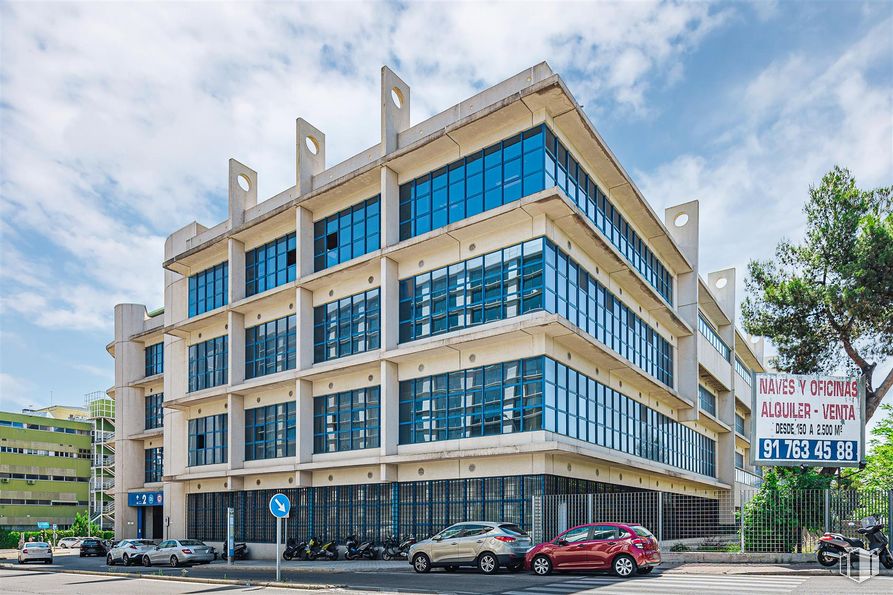 Industrial for sale at Edificio Indubuilding Goico, Calle Vía de los Poblados, 17, Hortaleza, Madrid, 28033 with car, building, cloud, sky, wheel, tire, vehicle, window, condominium and urban design around