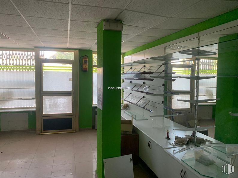 Retail for sale at Calle Agustín Rodríguez Sahagun, Ávila, 05003 with door, building, fixture, floor, flooring, window, glass, gas, machine and ceiling around