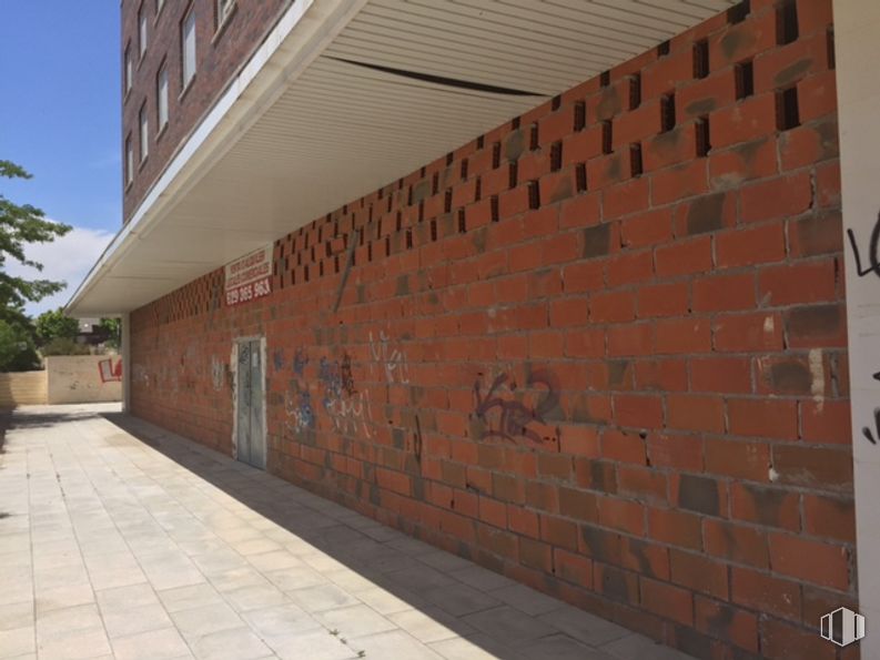 Local en alquiler y venta en Calle México, Valdemoro, Madrid, 28341 con edificio, planta, albañilería, madera, árbol, ladrillo, superficie de carretera, fachada, cielo y material compuesto alrededor