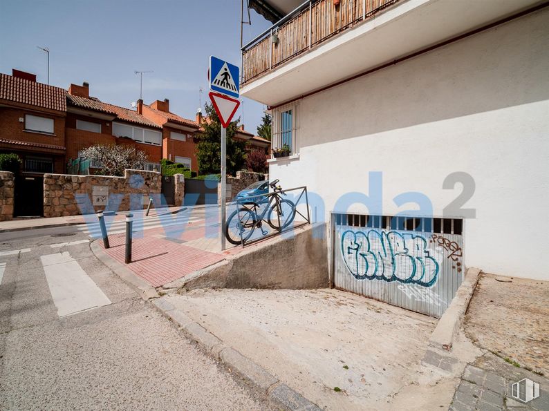 Local en venta en Calle Islas Marquesas, Fuencarral - El Pardo, Madrid, 28035 con ventana, bicicleta, neumático, rueda, neumático para bicicleta, azure, superficie de la carretera, bicicletas--equipos y suministros, cuadro de bicicleta y cielo alrededor