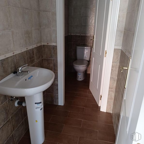 Oficina en alquiler en Avenida Constitución, Móstoles, Madrid, 28931 con inodoro, fregadero, accesorios de fontanería, grifo, lavabo, cuarto de baño, asiento del inodoro, accesorio, madera y morado alrededor