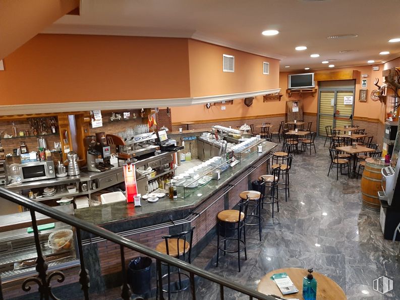 Local en venta en Calle Segura, 11, Mejorada del Campo, Madrid, 28840 con mesa, taburete, mesa, edificio, diseño de interiores, silla, artículos de bar, cafetería, techo y cliente alrededor