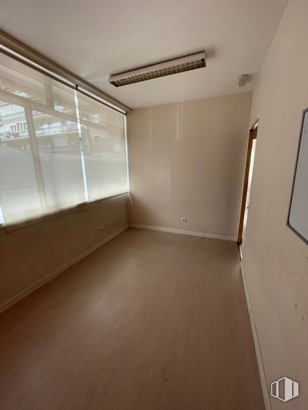 Retail for sale at Avenida Fuenlabrada, Leganés, Madrid, 28912 with window, fixture, flooring, wood, floor, shade, building, house, ceiling and composite material around