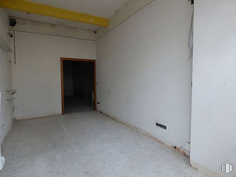 Retail for sale at Avenida Inmaculada Concepción, 42, Ávila, 05005 with door, fixture, floor, wood, flooring, hall, composite material, paint, concrete and plaster around