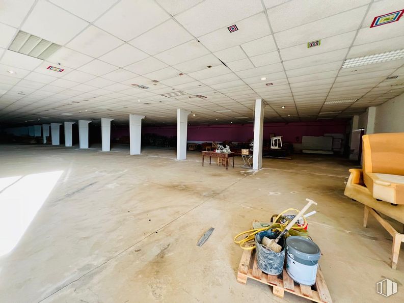 Industrial for sale at Calle Dinosaurio, Magán, Toledo, 45590 with floor, flooring, ceiling, composite material, concrete, hall, column, building material, tile flooring and light fixture around