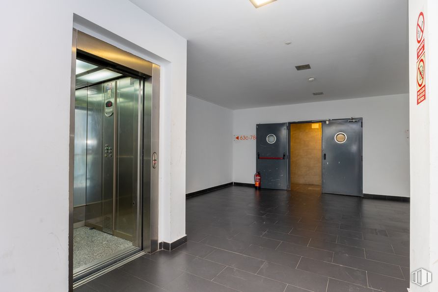 Oficina en alquiler en Soho Leganés, Calle Arquímedes, 3, Leganés, Madrid, 28914 con puerta, accesorio, edificio, hall, suelos, techo, ventana, vidrio, material compuesto y exterior del automóvil alrededor