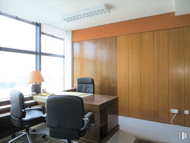 Oficina en alquiler y venta en Calle Altozano, Majadahonda, Madrid, 28220 con silla, alumbrado, mueble, ventana, edificio, mesa, silla de oficina, accesorio, comodidad y suelo alrededor